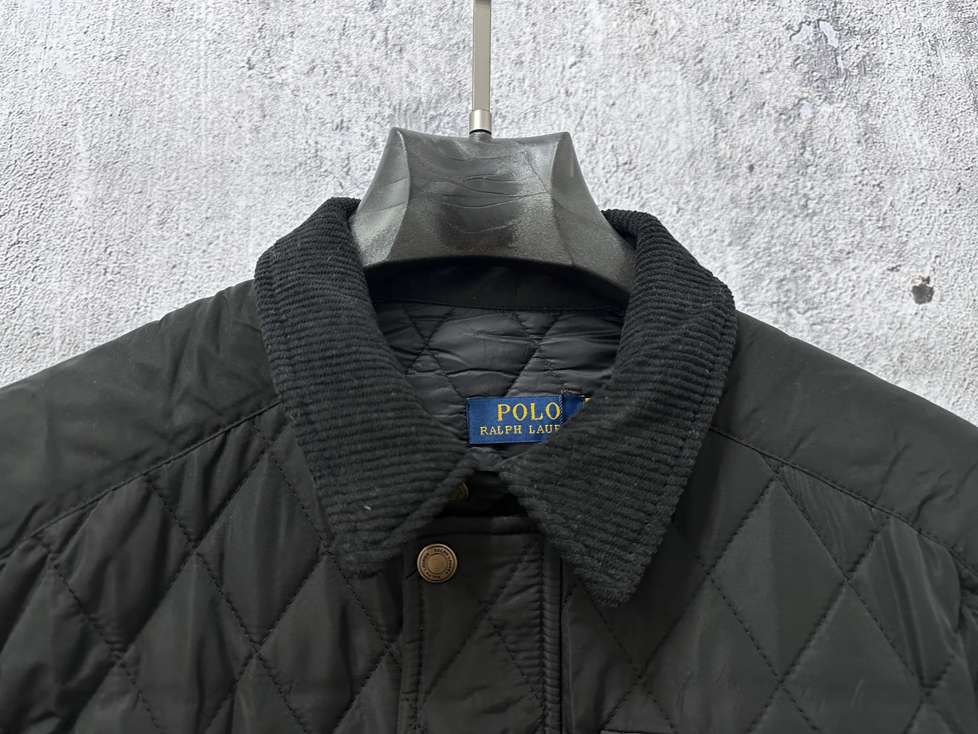 P370 【Rah Lauren】Rah Lauren’s classic old-money style workwear rhombus retro jacket, super heavy-duty, lots of details, imported machine-pressed grid technology, three-dimensional tailoring buttons, custom-made metal snaps with clear logo, which adds a lot of points to the whole. The lines are very smooth, delicate and have a sense of design. Fabrics that prevent cotton from running out are used to lock in warmth at all times and double the soft touch. The whole piece is made of rhombus quilting technology and is exquisite. Its three-dimensional structure is fashionable and has a high rate of turning heads when it comes to the street. What makes people shine is that it is the same for men and women. Size: S-XL